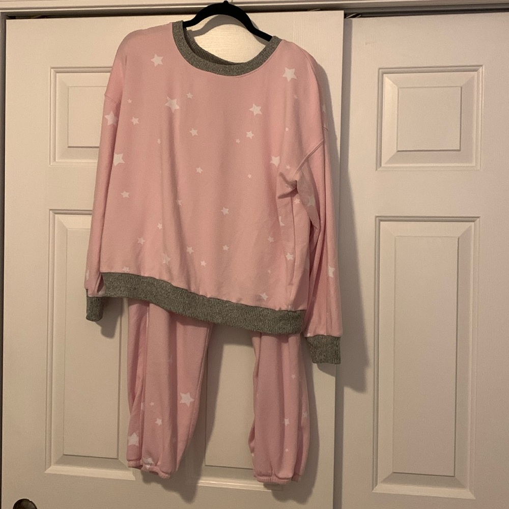 Splendid pajama set- super soft!- pink with white stars and gray trim